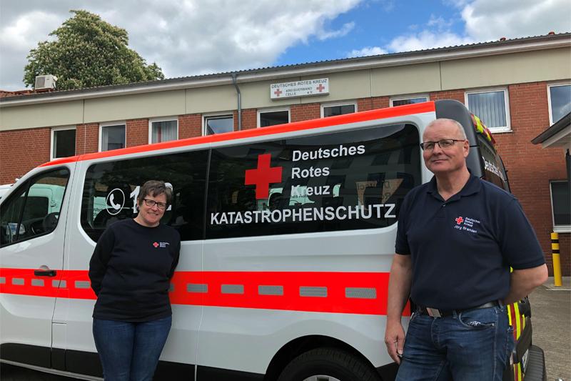 Kreisbereitschaftsleitung vor einem Einsatzfahrzeug
