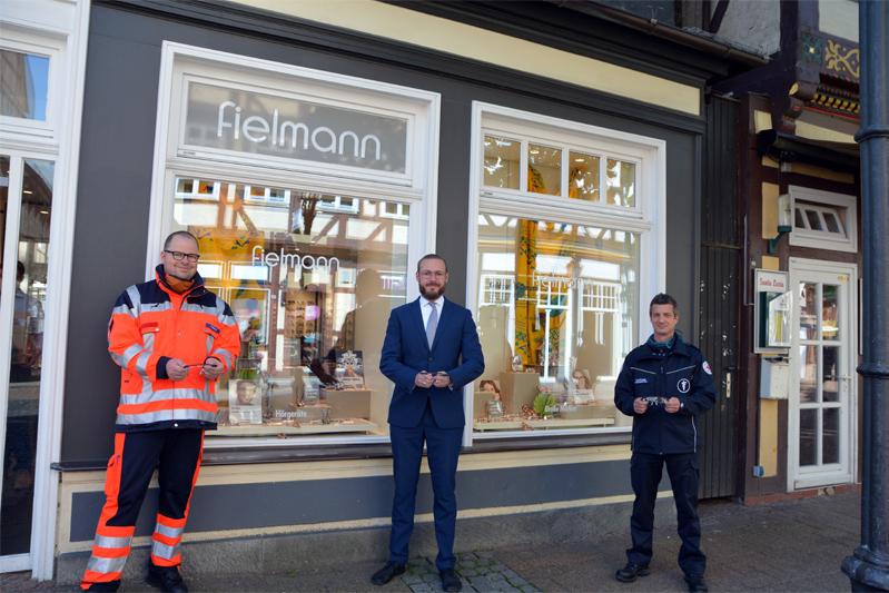 Fa. Fielmann gibt Schutzbrillen an DRK-Mitarbeiter