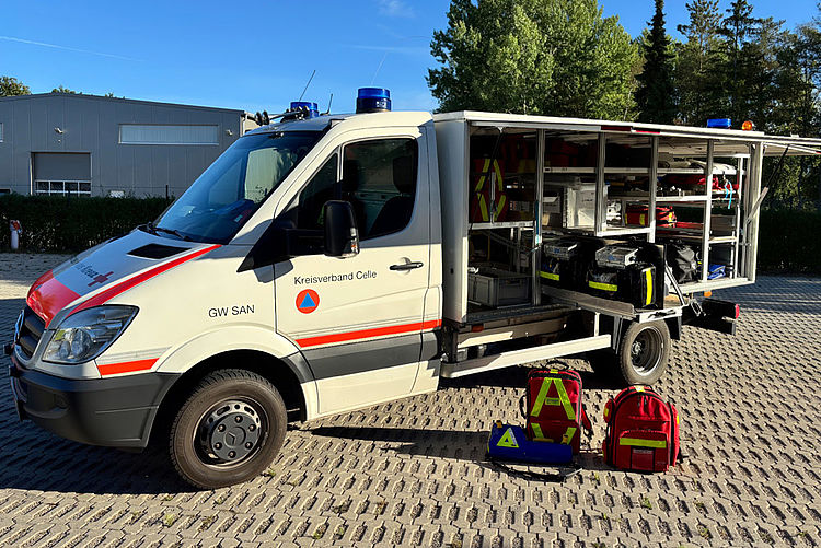 GW-San mit geöffnetem Stauraum – medizinisches Equipment sichtbar durch seitliche Klappe