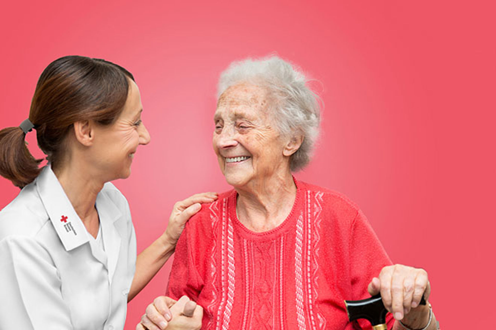 Pflegekraft und Seniorin