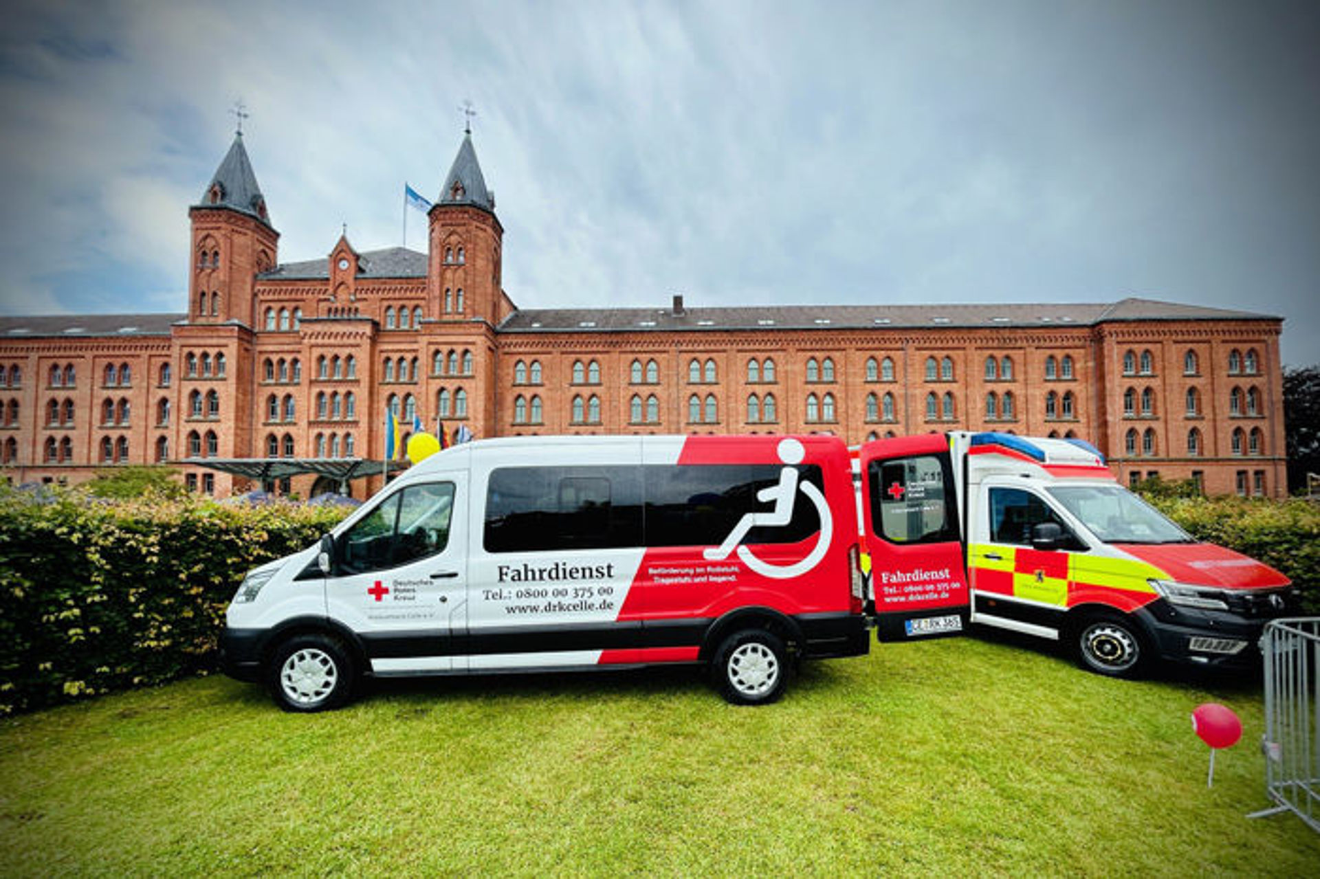 Fahrdienst Kfz vor dem neuen Rathaus Celle