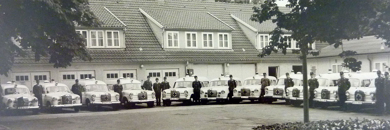 Historisches Foto mit Einsatzfahrzeugen