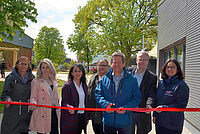 Rotes Band symbolisch durchgeschnitten