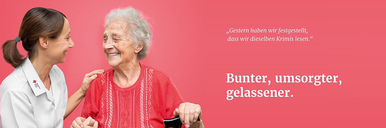 Pflegekraft und Seniorin