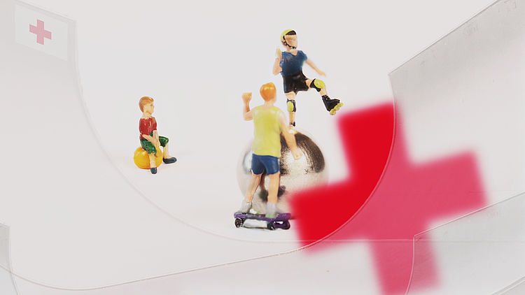 Kinder mit Miniatur-Figuren dargestellt