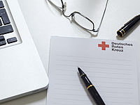 Schreibblock mit DRK-Logo und Kugelschreiber