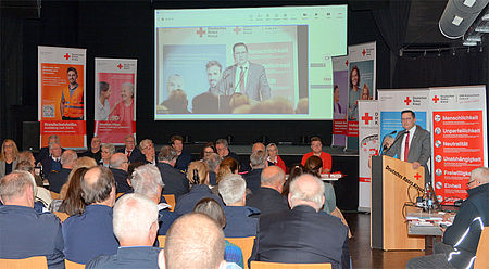 Alexander Wille hält in Vertretung des Oberbürgermeisters ein Grußwort