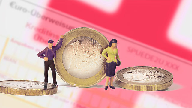 Mann und Frau mit Geldstück