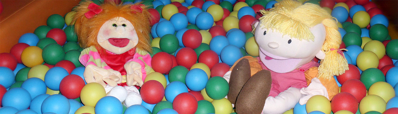 Puppen im Bällebad