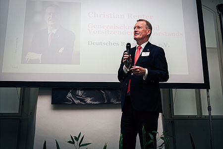 Vortrag vom DRK-Generalsekretär, Christian Reuter, anlässlich des Festakts.