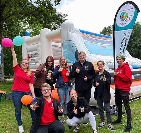 JRKler vor der Hüpfburg