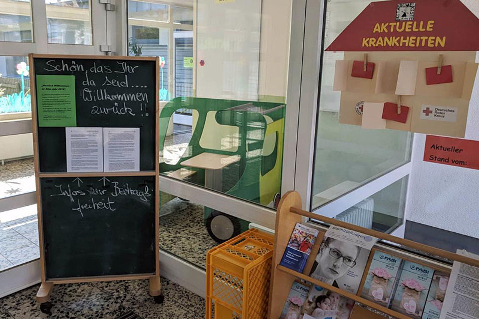 Informationen stehen an einer Tafel