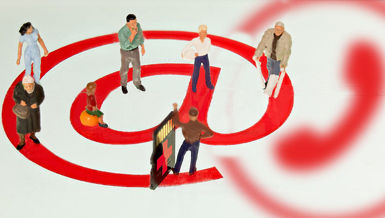 DRK Themen mit Miniatur-Figuren dargestellt