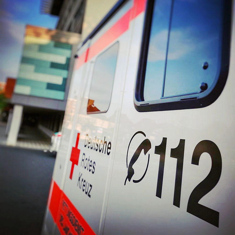 Ausschnitt eines Rettungswagens mit hervorgehobener 112 als Notrufnummer.
