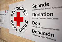 Aufkleber auf einer Kiste, die für den DRK-Hilfsflug bestimmt ist.