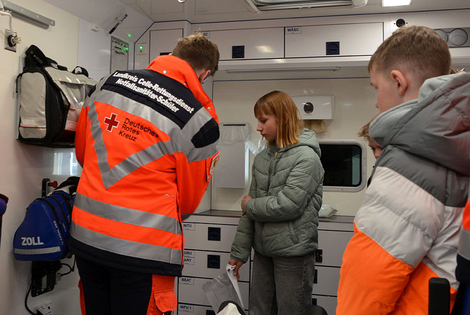 Schülerinnen und Schüler üben Erste Hilfe Maßnahmen im Rahmen des Zukunftstags.
