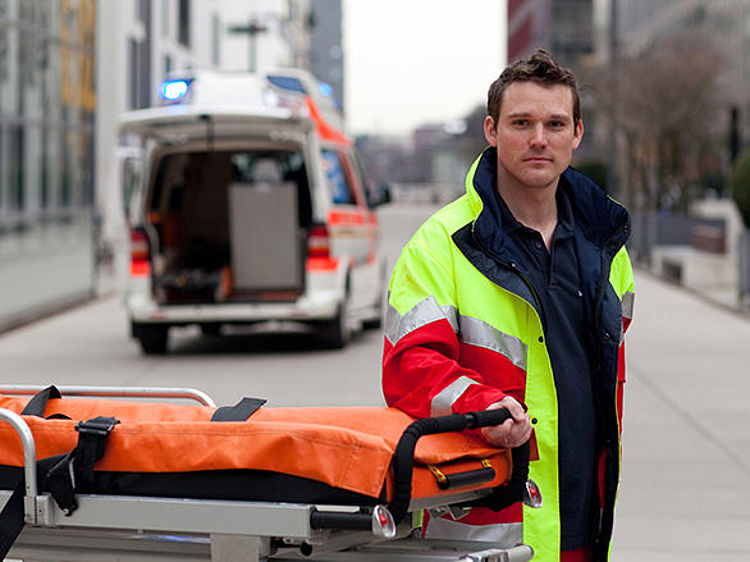 Foto: Einsatzkraft vor Krankenwagen