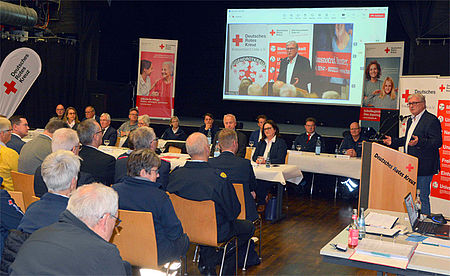 Präsident Ulrich Kaiser richtet Worte an die Versammlung