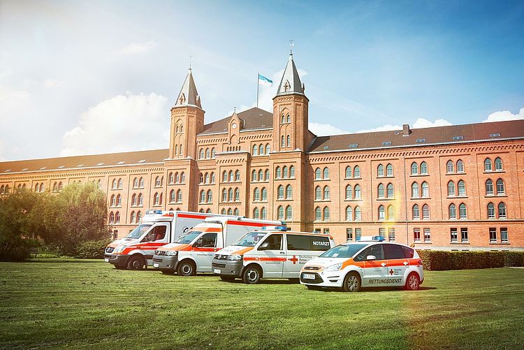 DRK-Fahrzeuge vorm neuen Rathaus in Celle
