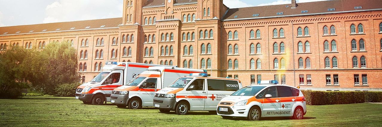 Fahrzeuge vorm Neuen Rathaus in Celle