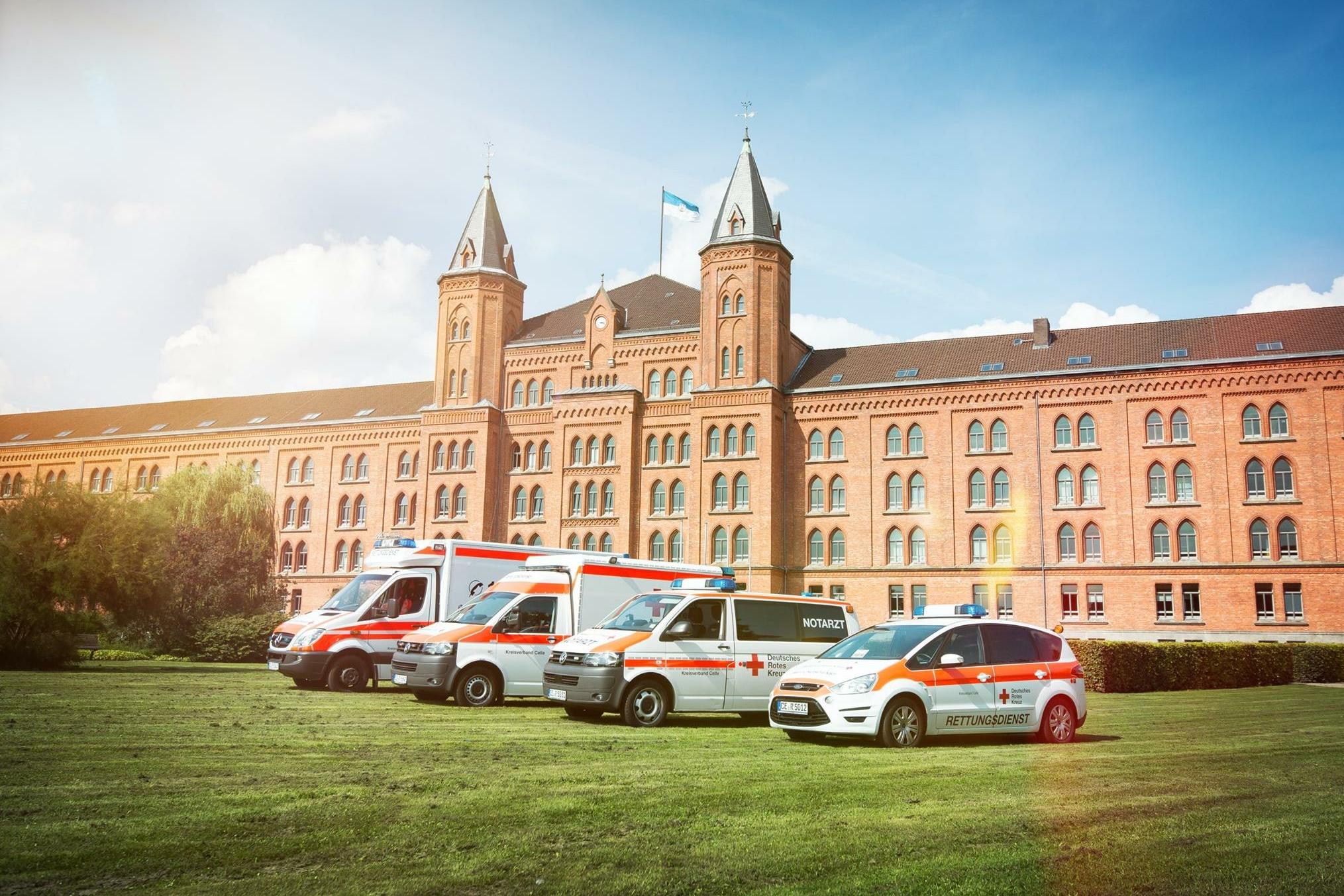 DRK-Fahrzeuge vor dem Celler Rathaus