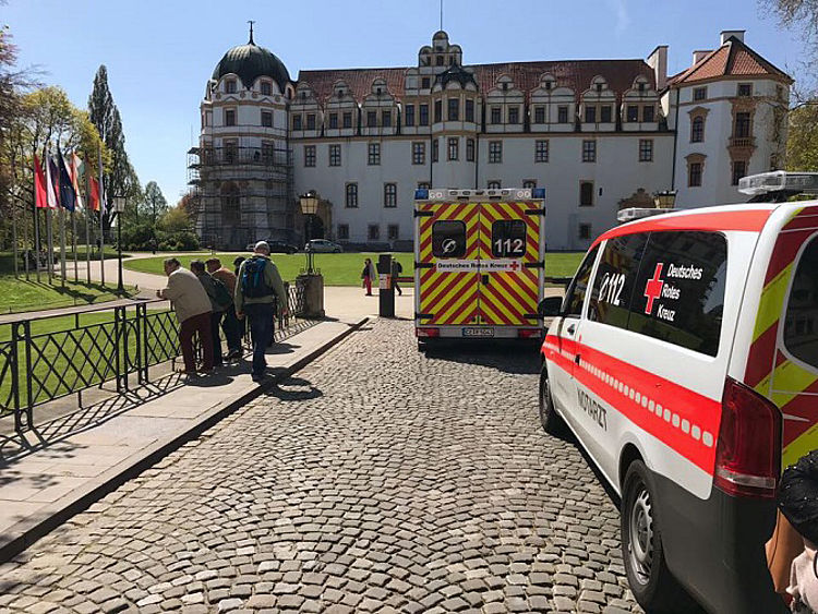 Rettungswagen vorm Celler Schloss