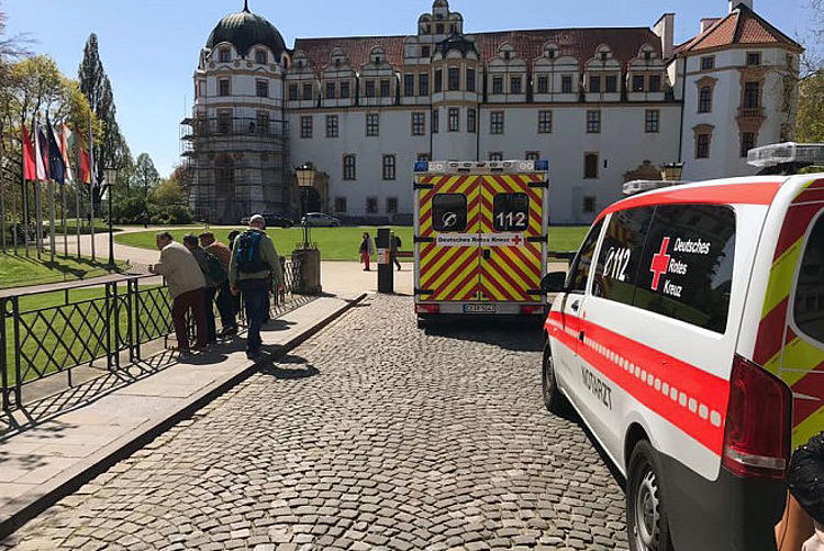 Rettungswagen vorm Celler Schloss