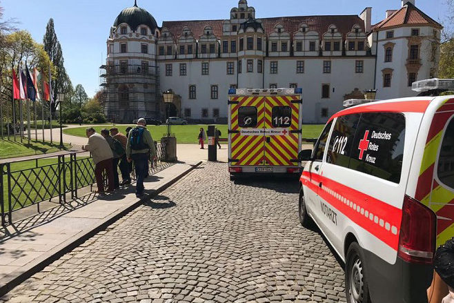 Rettungswagen vorm Celler Schloss