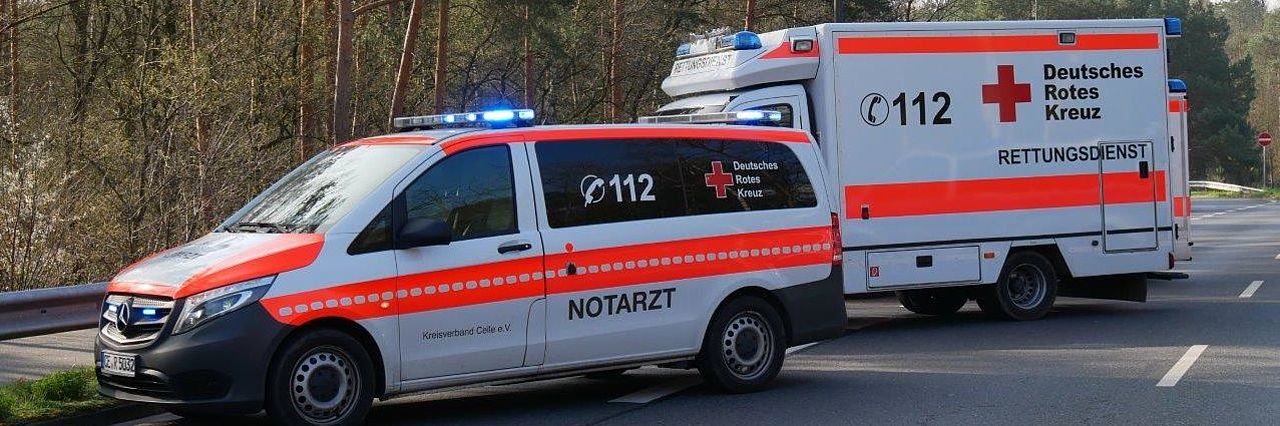 Rettungswagen und Notarzteinsatzfahrzeug