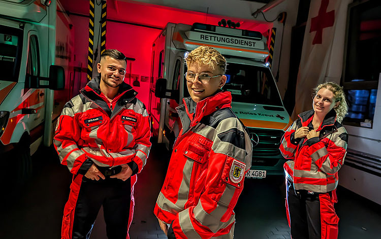 Junge Rettungsdienstkollegen vorm RTW