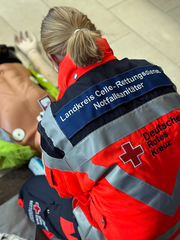 Eine Notfallsanitäterin führt eine Intubationsübung an einer Reanimationspuppe durch – medizinisches Training zur Sicherung der Atemwege.