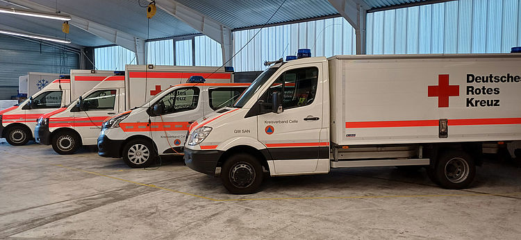 Stille vor dem Einsatz – Sanitäts- und Leitfahrzeuge in der Fahrzeughalle.