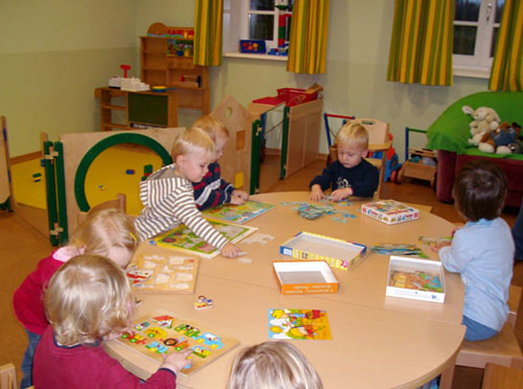 Kinder spielen an einem Tisch
