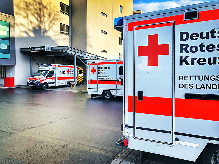 Drei Rettungswagen stehen verteilt vor dem Gebäude des AKH in Celle. Die Fahrzeuge sind aus unterschiedlichen Perspektiven zu sehen.