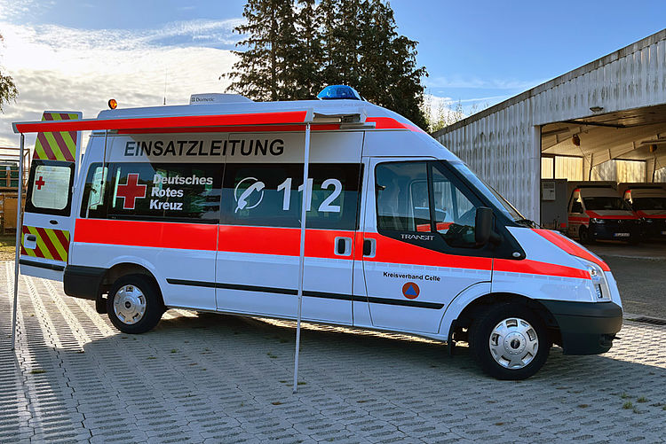 Seitliche Aufnahme eines Einsatzleitwagens mit ausgefahrenem Vordach zur mobilen Einsatzleitung.