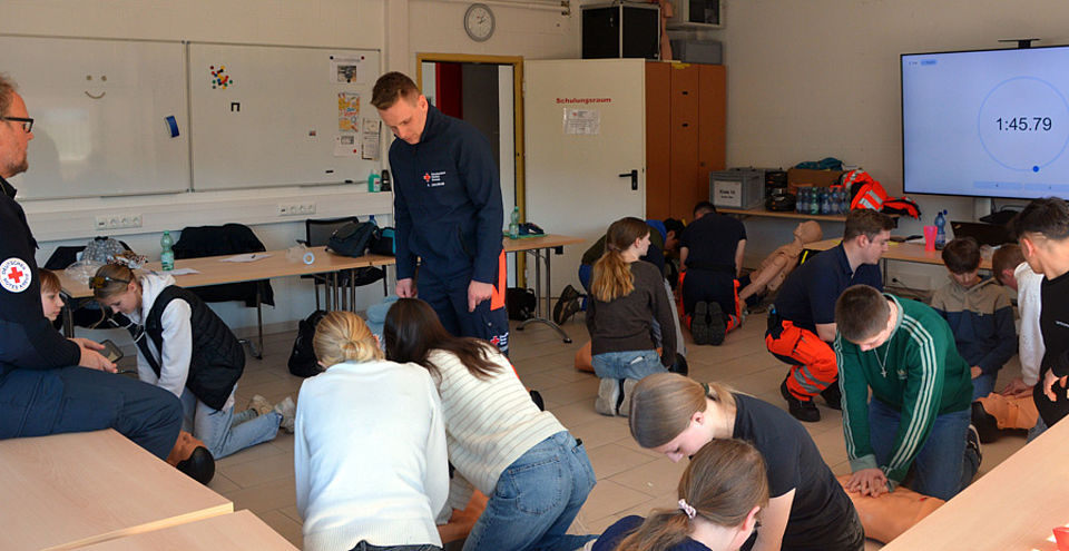 Schülerinnen und Schüler üben Erste Hilfe Maßnahmen im Rahmen des Zukunftstags.