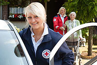 Blonde Pflegerin steigt in ein Auto ein