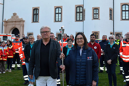 Präsident und Vorstand mit Fackel vor dem Celler Schloss