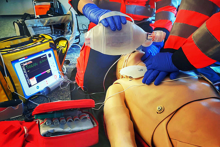 Eine Person übt Intubation und Herz-Lungen-Wiederbelebung an einer Reanimationspuppe – medizinisches Training in einer realistischen Notfallsituation.