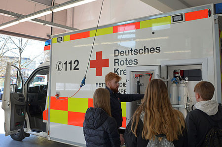 Schülerinnen und Schüler informieren sich beim Rettungsdienst im Rahmen des Zukunftstags.