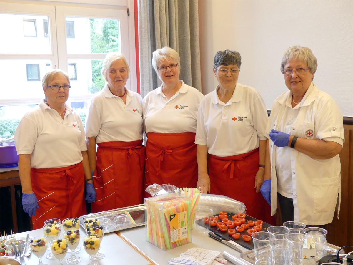 Sozialdienstdamen, bereiten ein Buffet vor